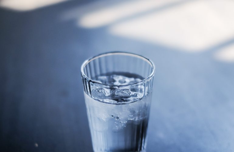 朝、１杯の水を飲む